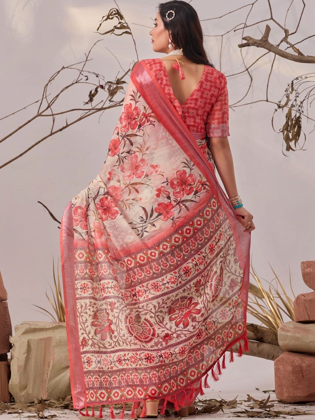 DIVASTRI Floral Linen Blend Designer Saree thumbnail 6