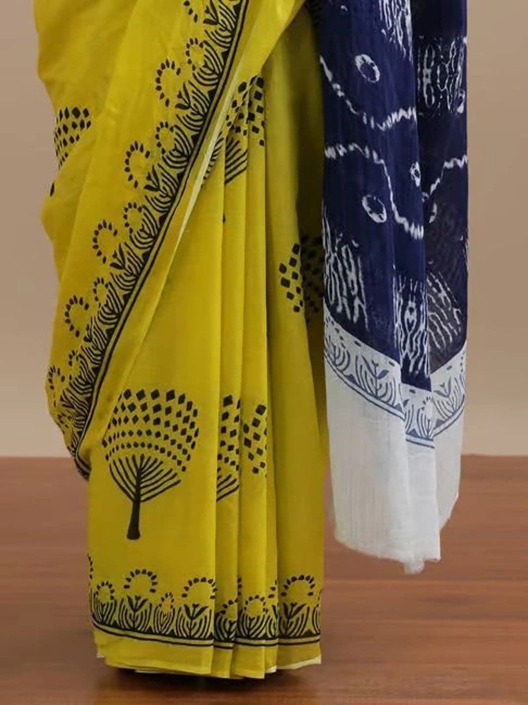 MITITA FASHION Ethnic Motifs Saree thumbnail 3