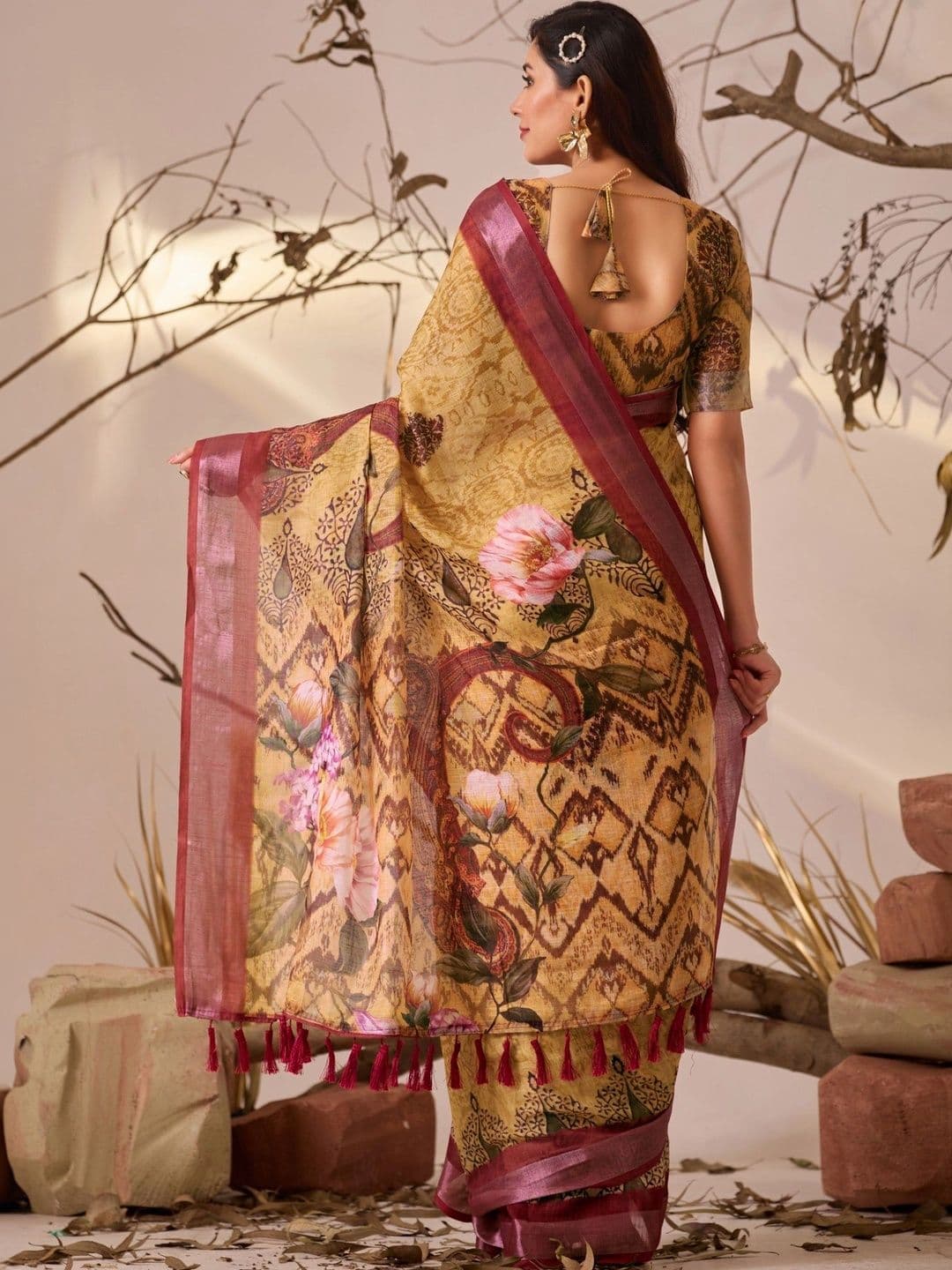 DIVASTRI Floral Linen Blend Designer Patola Saree thumbnail 7
