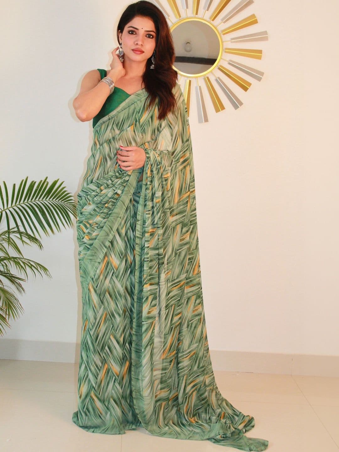 NARIVESH TRENDS Poly Georgette Saree thumbnail 2