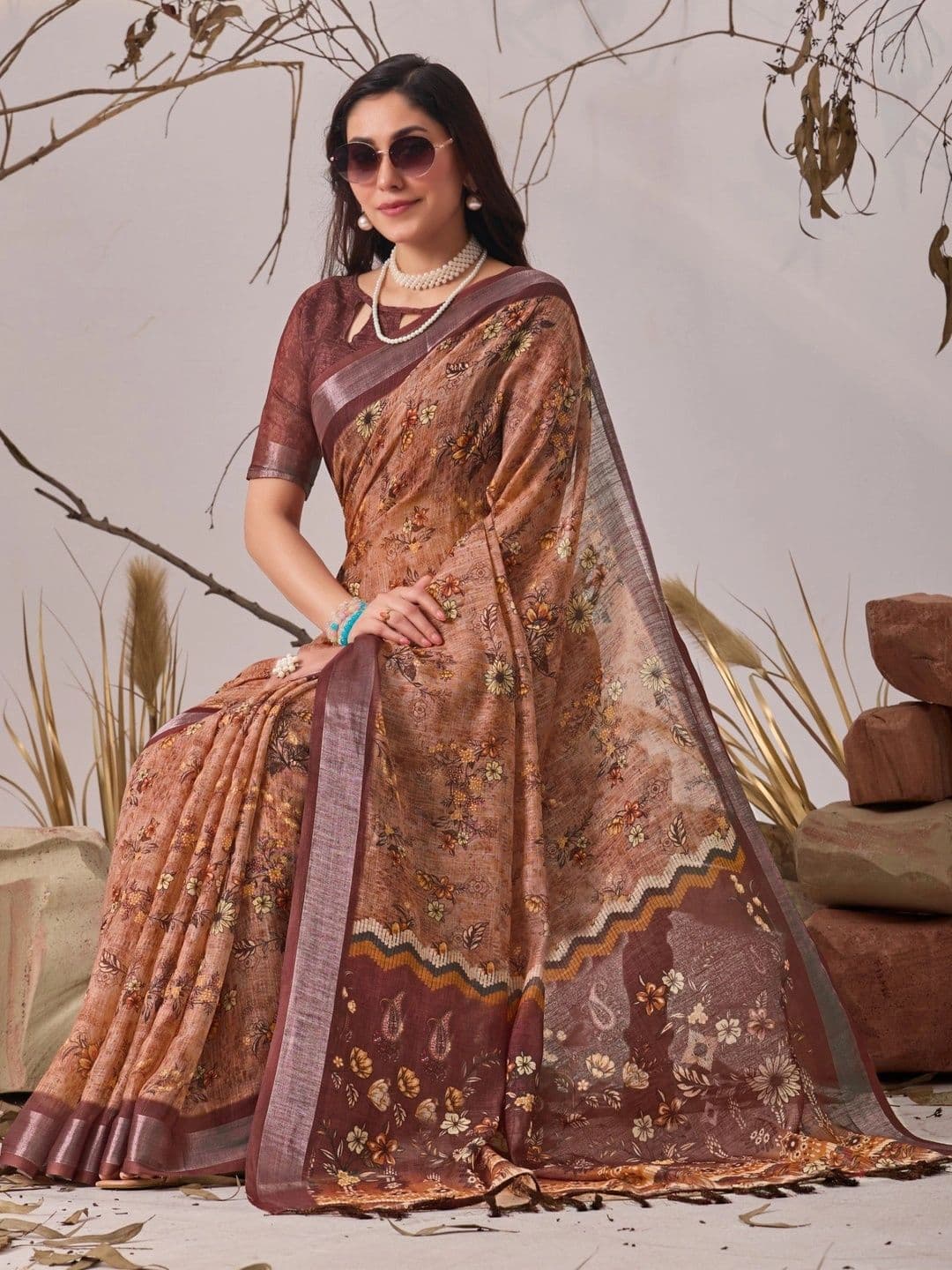 DIVASTRI Floral Linen Blend Designer Saree thumbnail 2