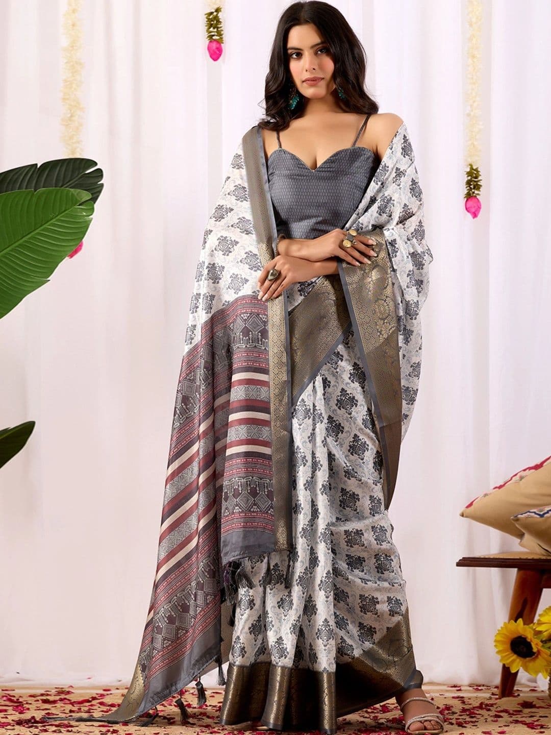 Mitera Ethnic Motifs Zari Silk Blend Designer Saree thumbnail 5