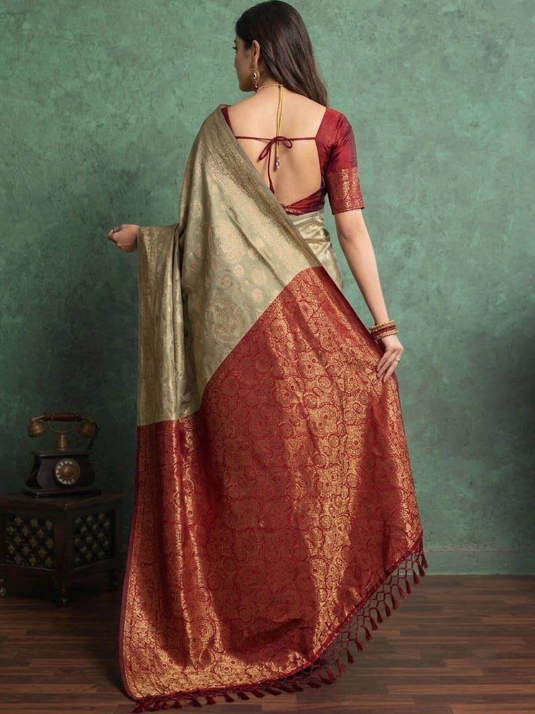 UMANTA Woven Design Zari Silk Blend Banarasi Saree thumbnail 5