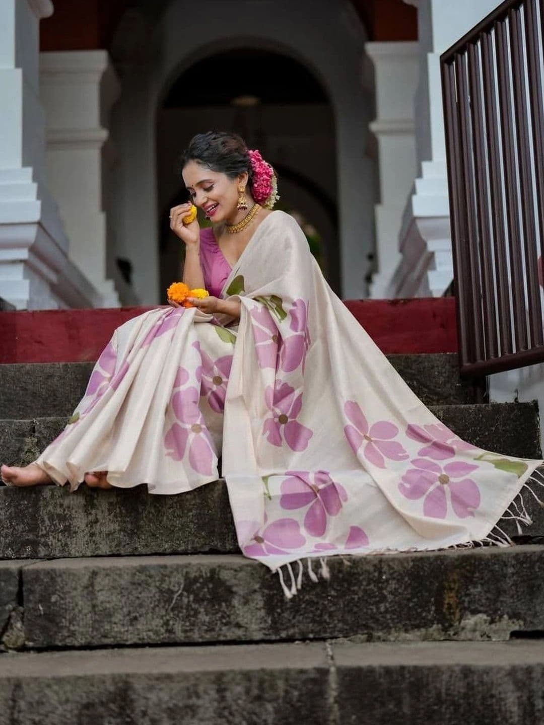 7Eleven Fashion Floral Zari Linen Blend Saree thumbnail 2