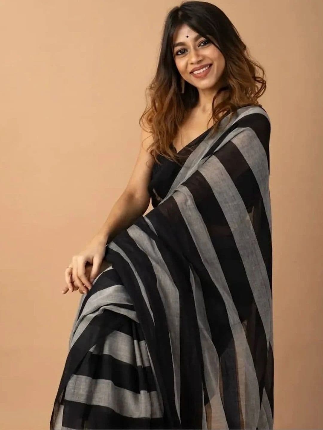 Vmdesigns Striped Zari Linen Blend Saree thumbnail 2