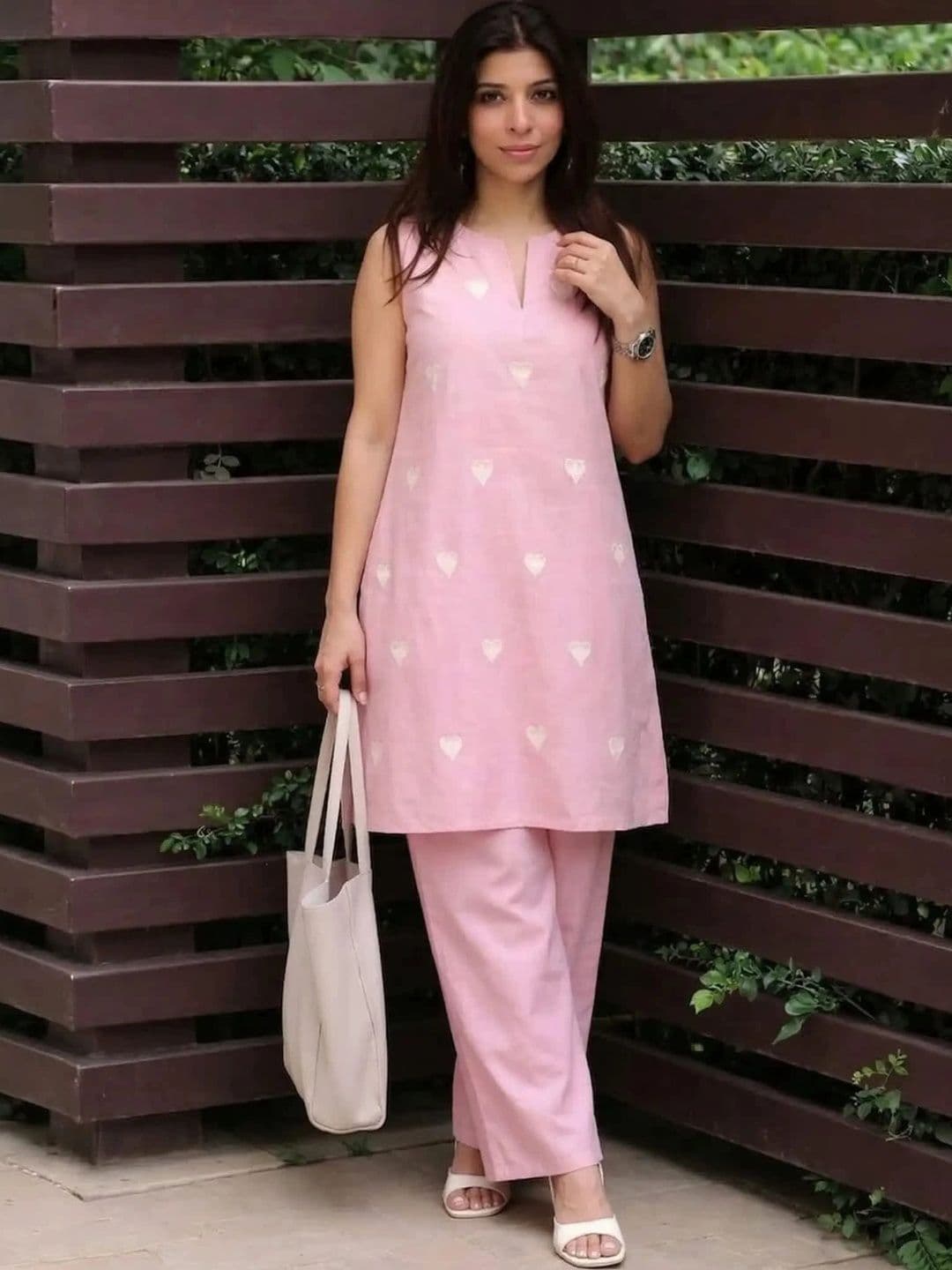THEOMFAB Women Embroidered Regular Thread Work Kurta with Palazzos thumbnail 3