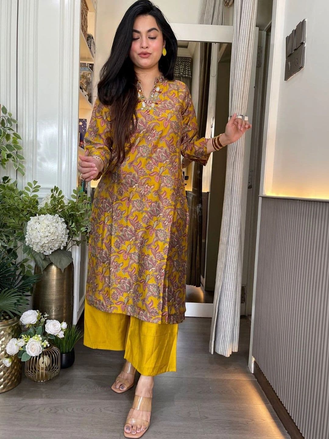 Aaghnya Women Floral Printed Regular Kurta with Palazzos thumbnail 2