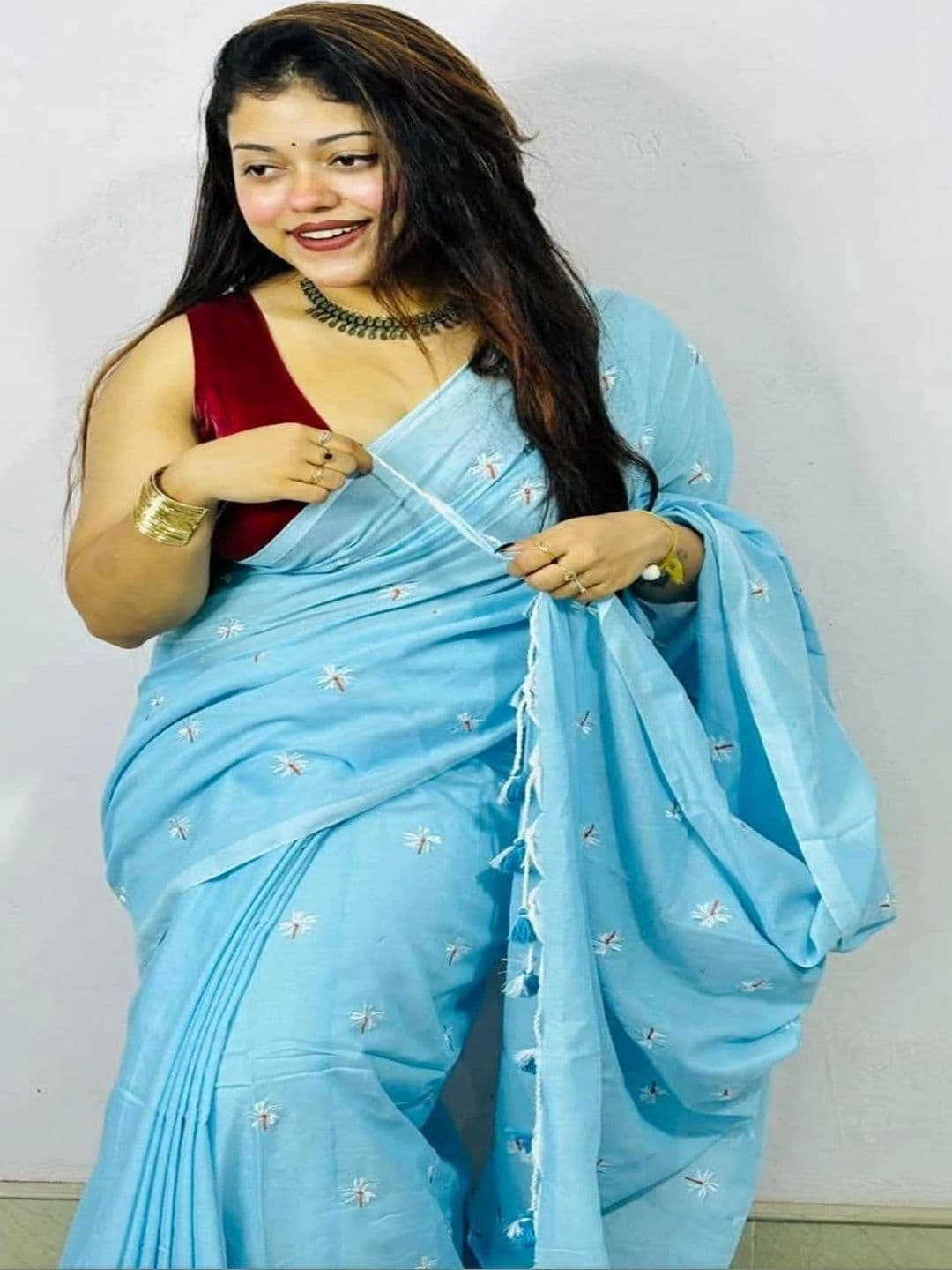 Zayraa Embroidered Pure Cotton Khadi Saree thumbnail 2