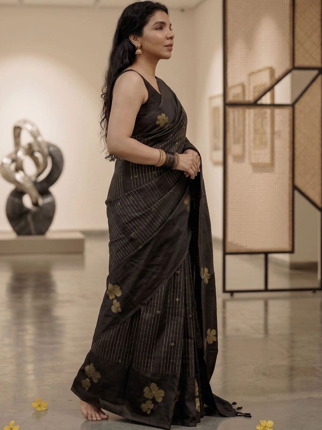 AJ FASHION PLUS Floral Zari Linen Blend Saree thumbnail 2