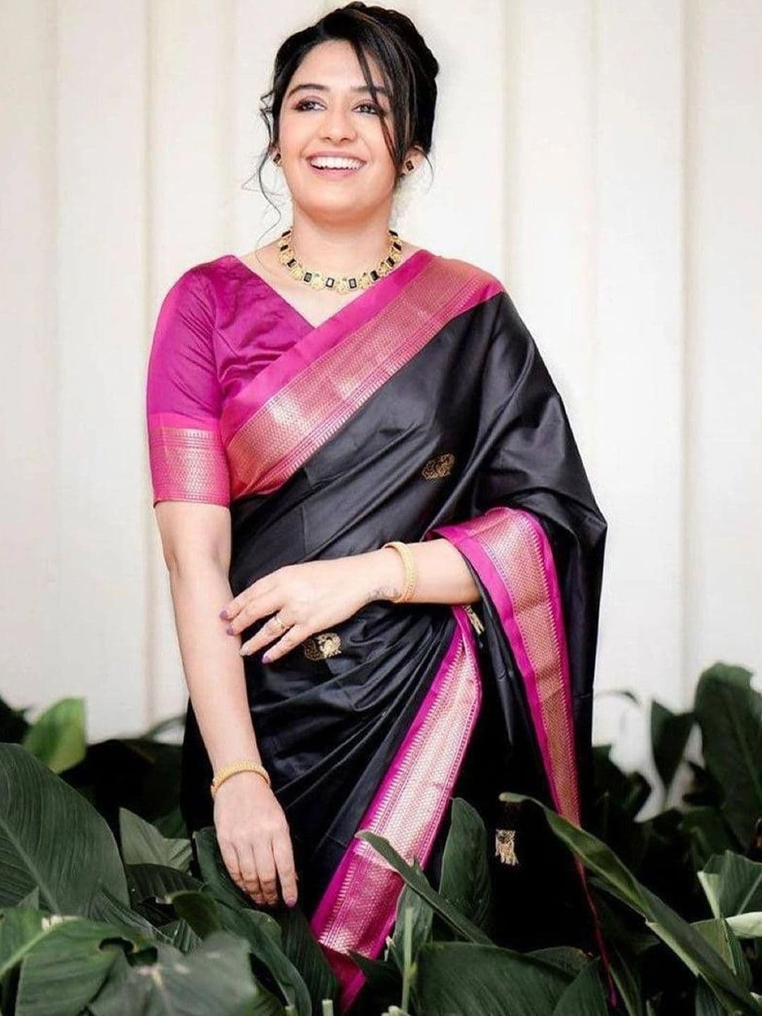 FASHIONIZO Woven Design Zari Art Silk Banarasi Saree thumbnail 5
