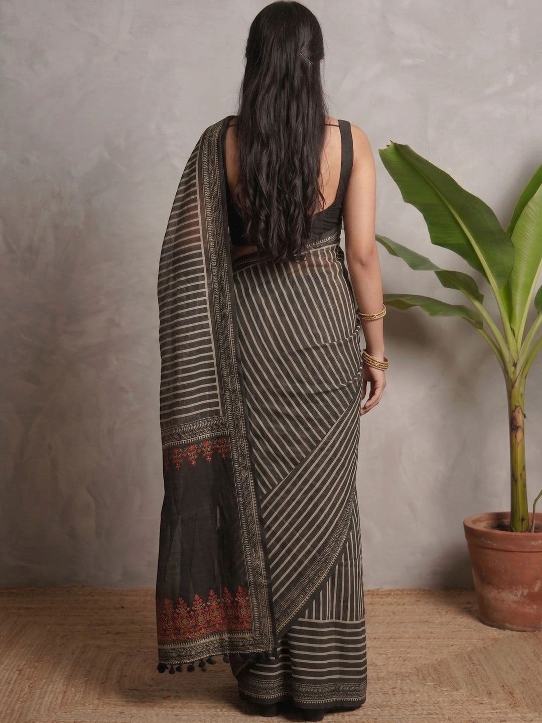 AdoreeStitch Striped Zari Linen Blend Saree thumbnail 5