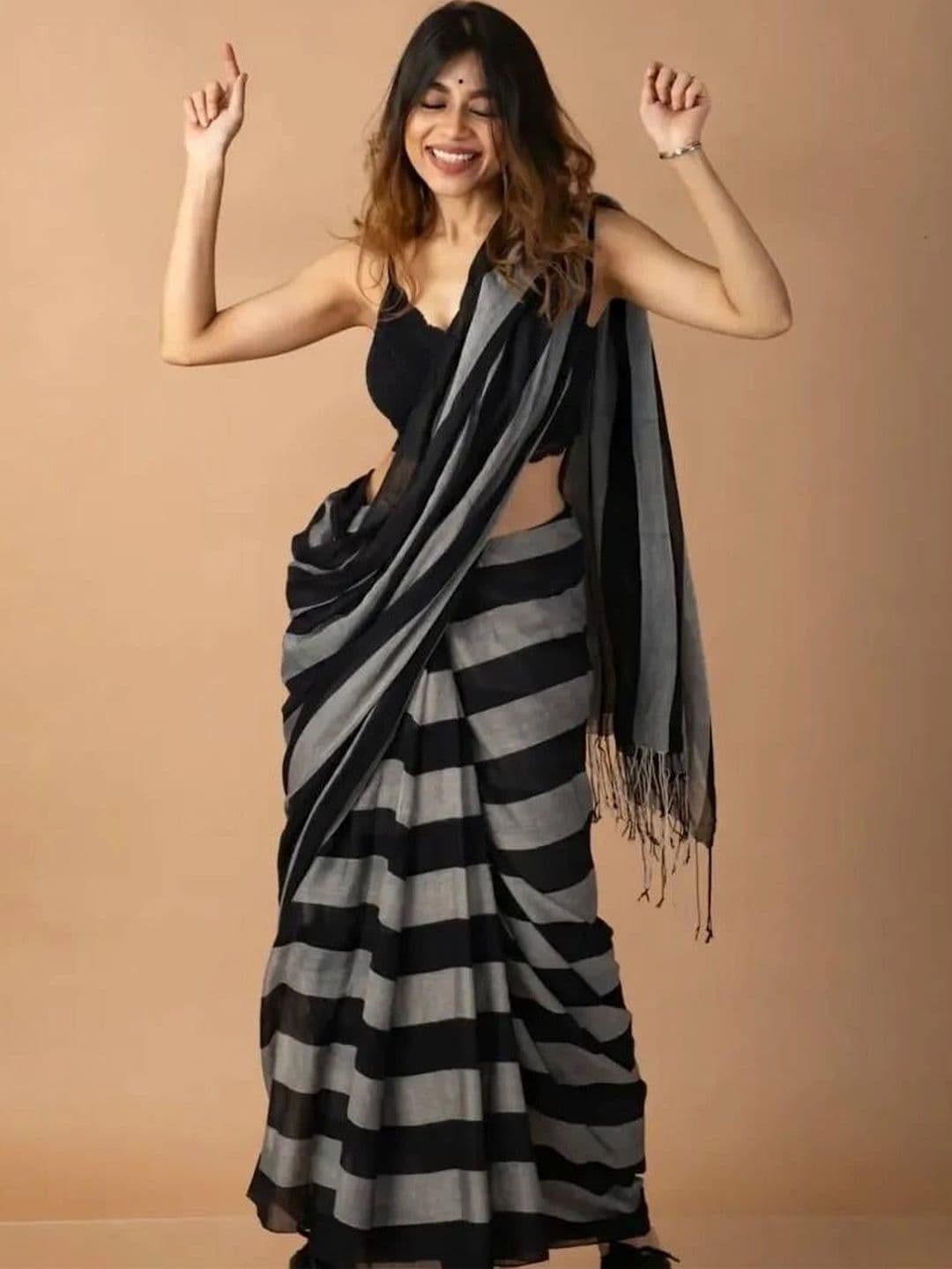 Vmdesigns Striped Zari Linen Blend Saree thumbnail 5