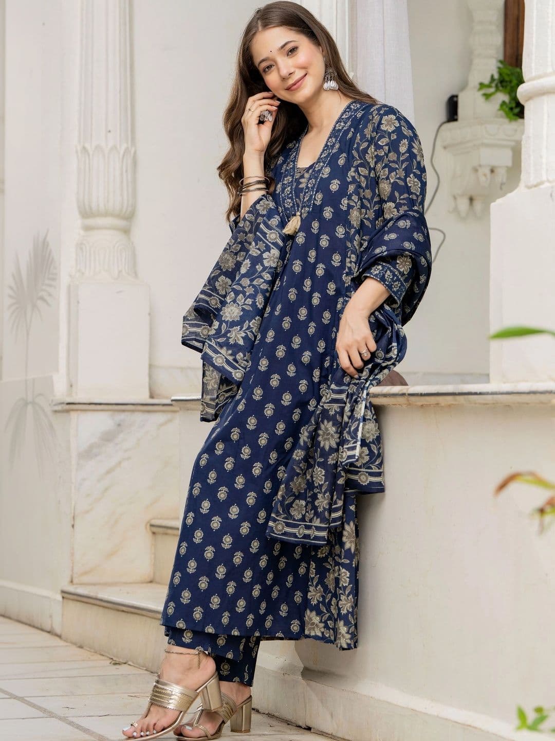 PARTHVI Women Floral Printed Regular Pure Cotton Kurta with Trousers & With Dupatta thumbnail 5