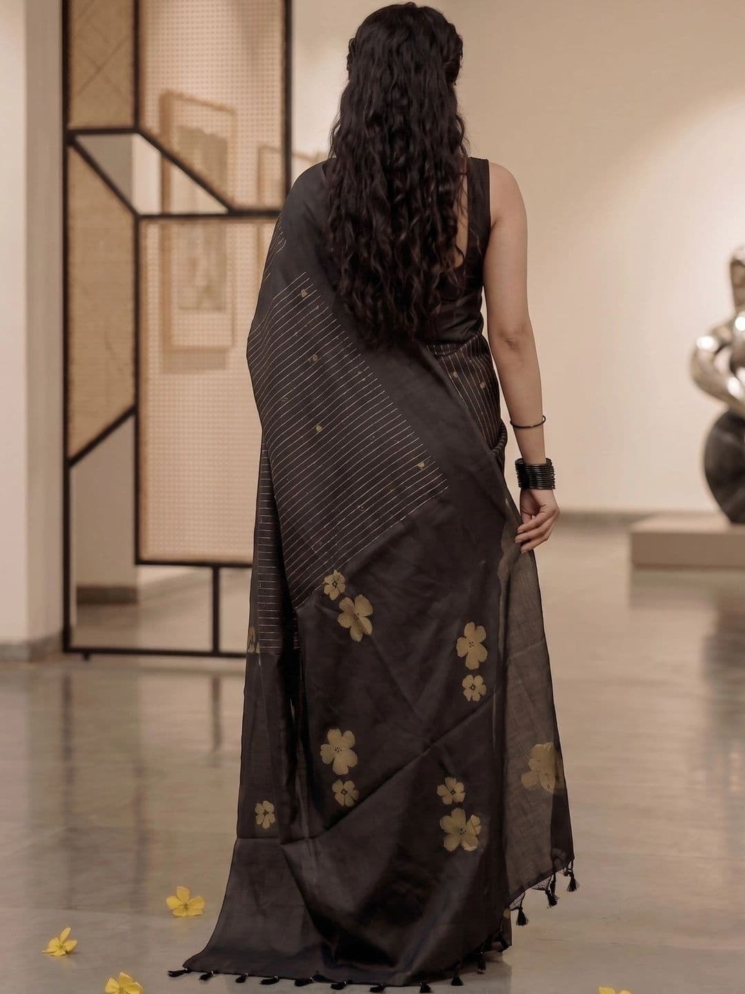 AJ FASHION PLUS Floral Zari Linen Blend Saree thumbnail 3