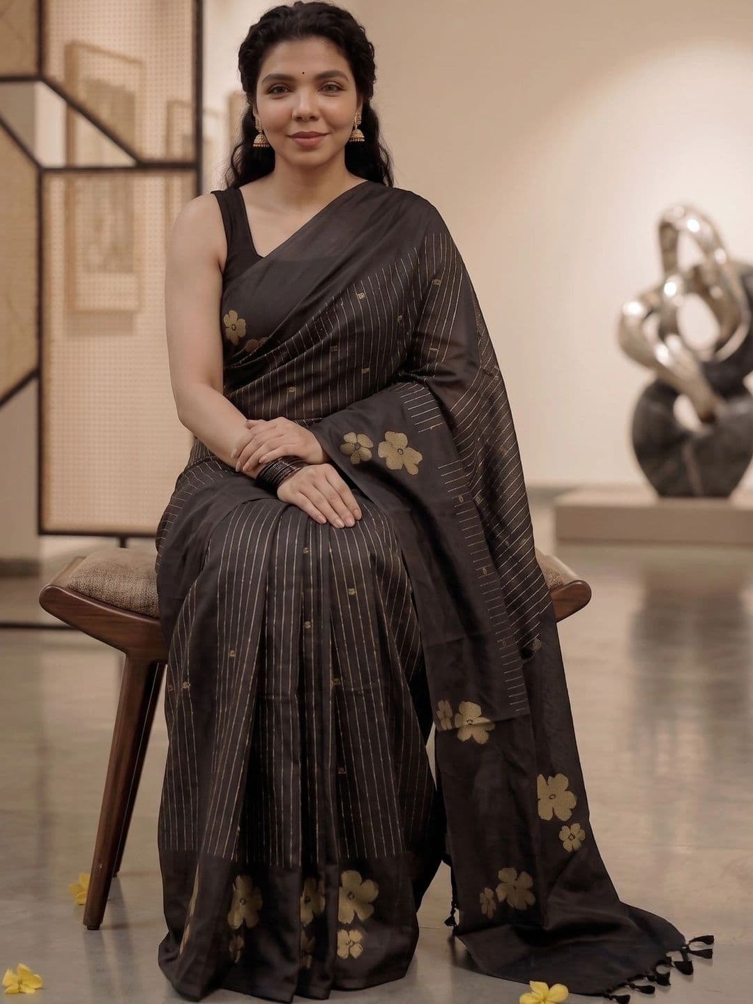 AJ FASHION PLUS Floral Zari Linen Blend Saree thumbnail 6
