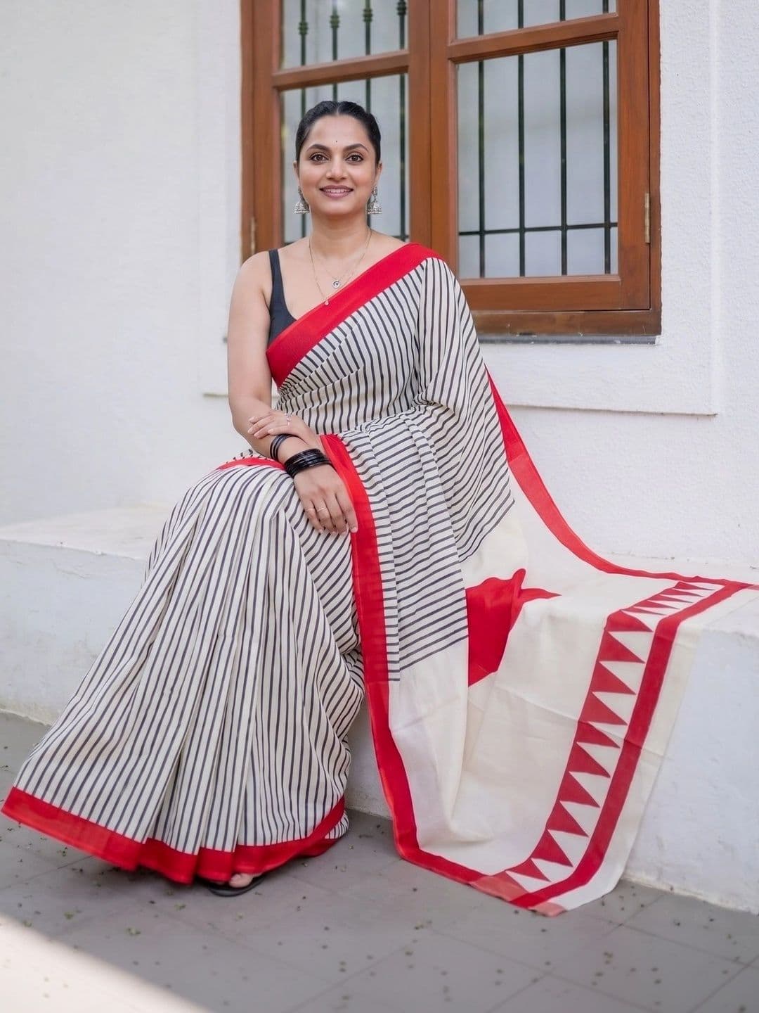 VelvetHue Striped Zari Linen Blend Saree thumbnail 6