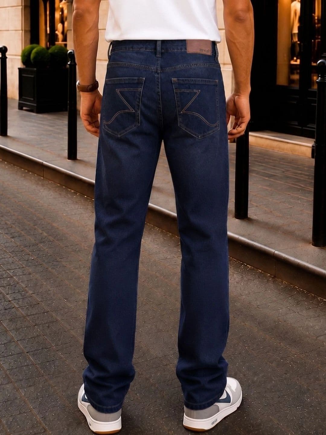 zayla Men Jean Regular Fit Mid-Rise Light Fade Stretchable Jeans thumbnail 4