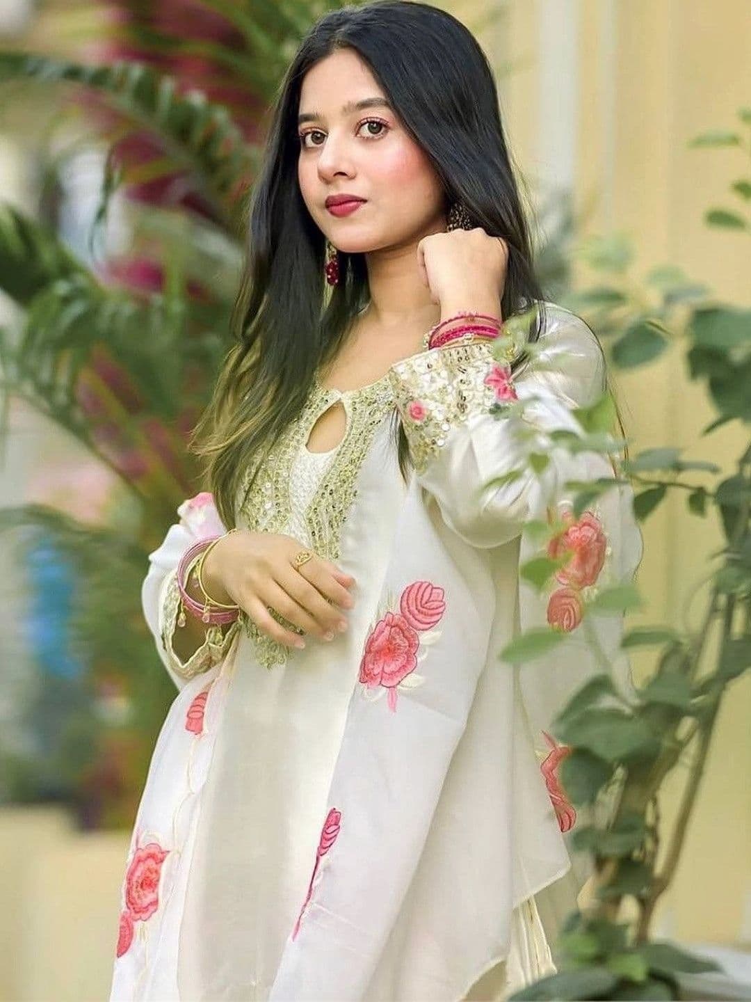 SUPPAR SLEAVE Women Floral Embroidered Regular Silk Crepe Kurta with Patiala & With Dupatta thumbnail 2