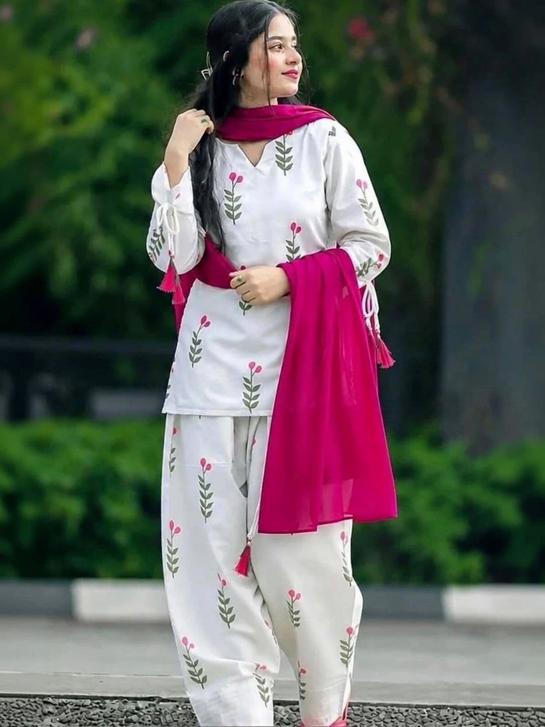 fabkurti Women Floral Printed Regular Kurta with Patiala & With Dupatta thumbnail 2