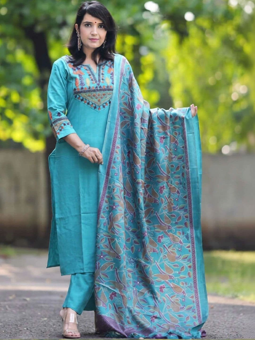Piludi Women Ethnic Motifs Embroidered Regular Thread Work Kurta with Trousers & With Dupatta thumbnail 2