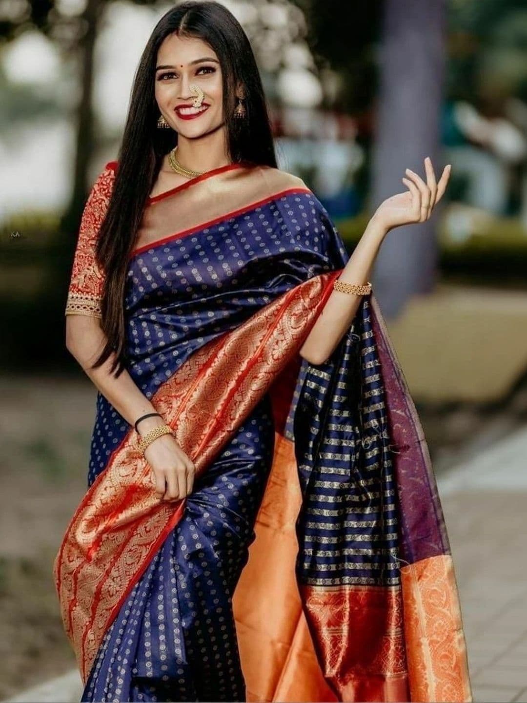 clotheva Woven Design Zari Art Silk Banarasi Saree thumbnail 6