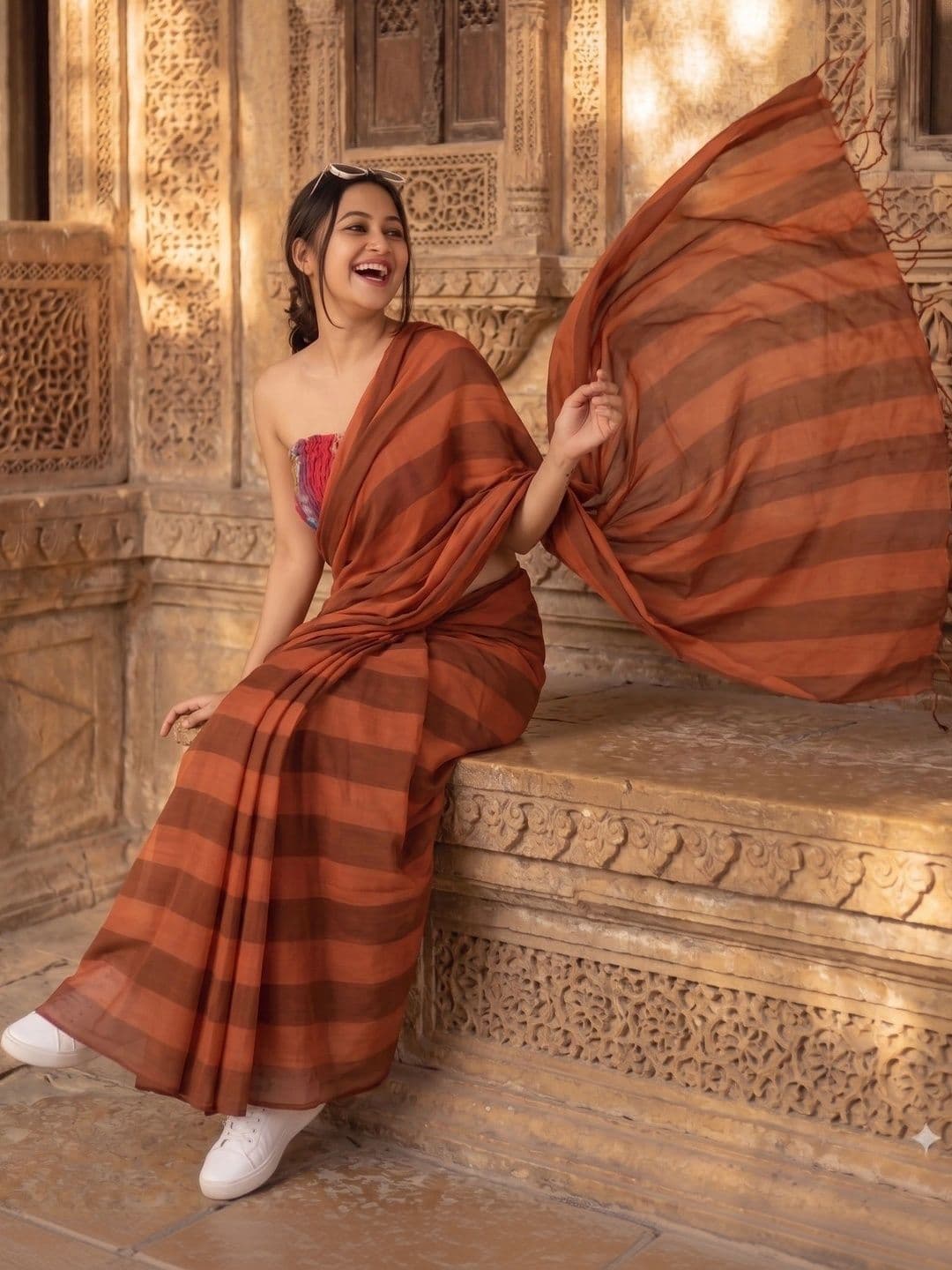 Vmdesigns Striped Zari Linen Blend Saree thumbnail 4