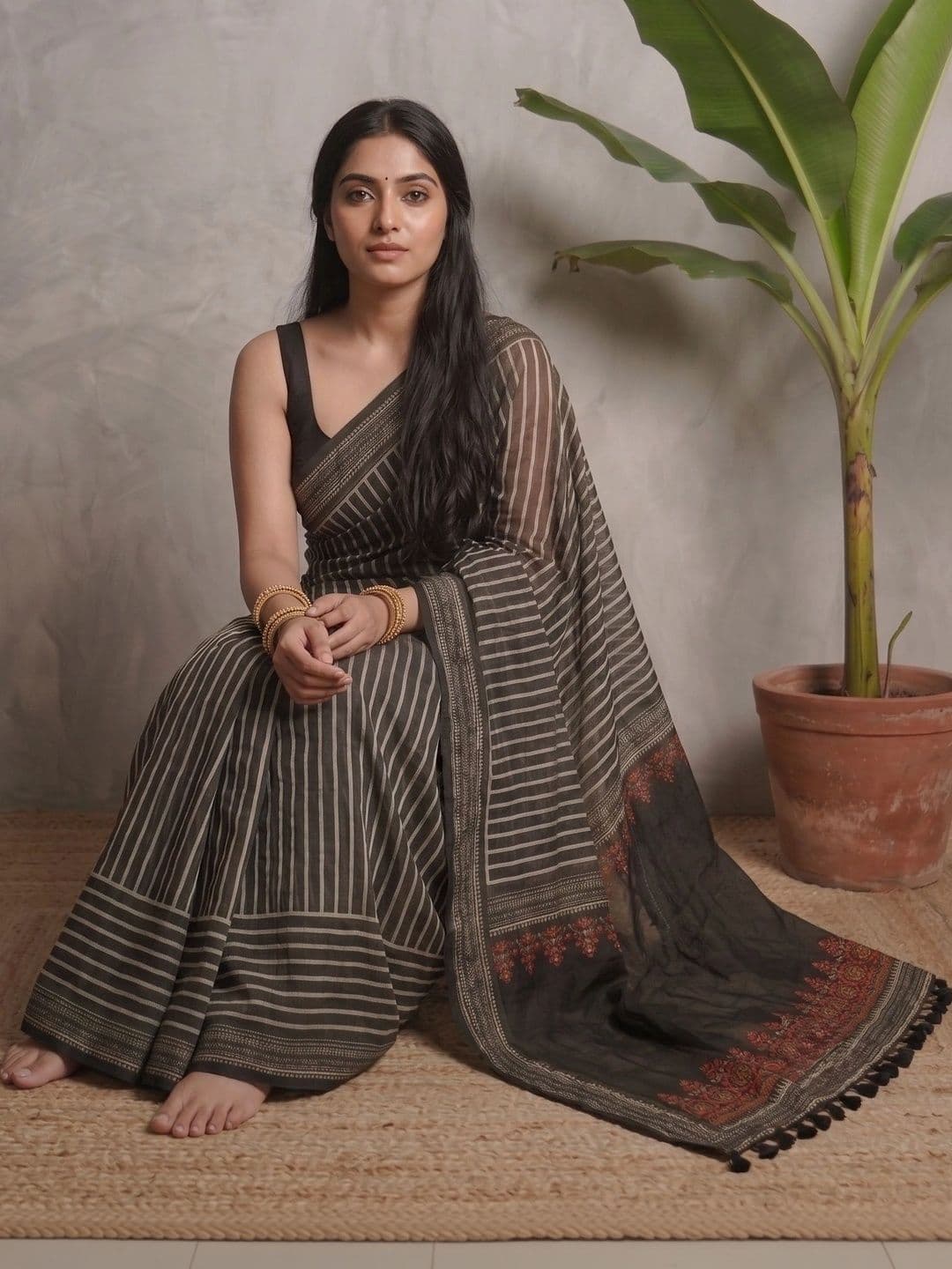 AdoreeStitch Striped Zari Linen Blend Saree thumbnail 2