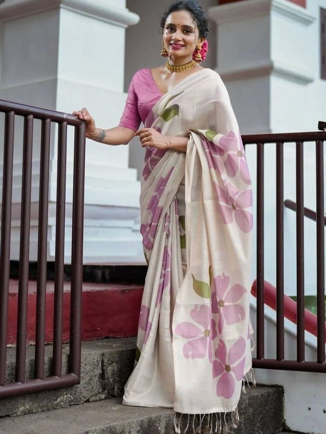 Zankhi Hosiery Floral Zari Linen Blend Saree - view 1