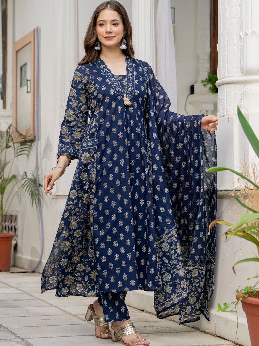 PARTHVI Women Floral Printed Regular Pure Cotton Kurta with Trousers & With Dupatta thumbnail 3
