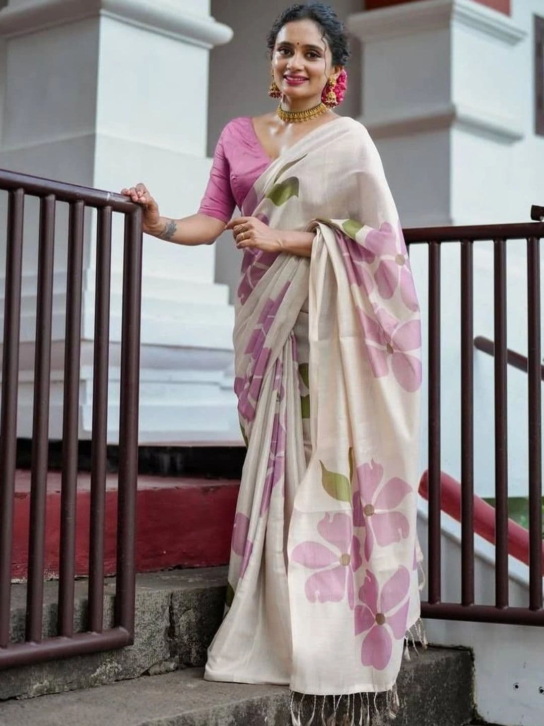 AAVEE Floral Zari Linen Blend Saree - view 1