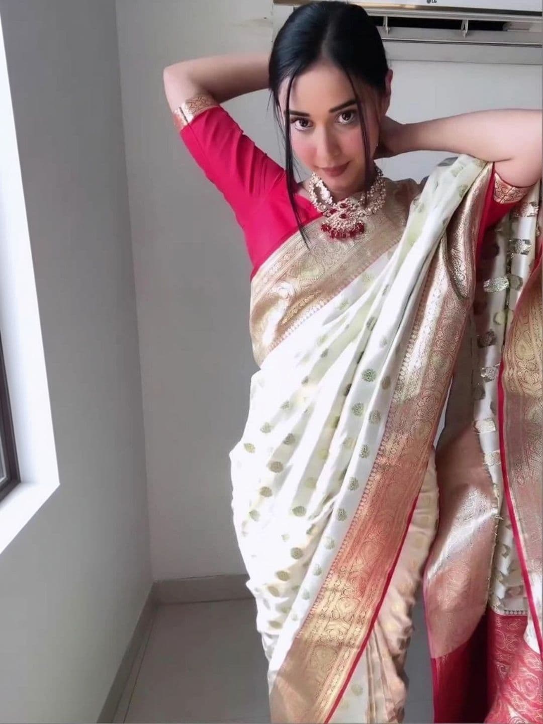 JUICE BEAUTY Woven Design Zari Art Silk Banarasi Saree thumbnail 4