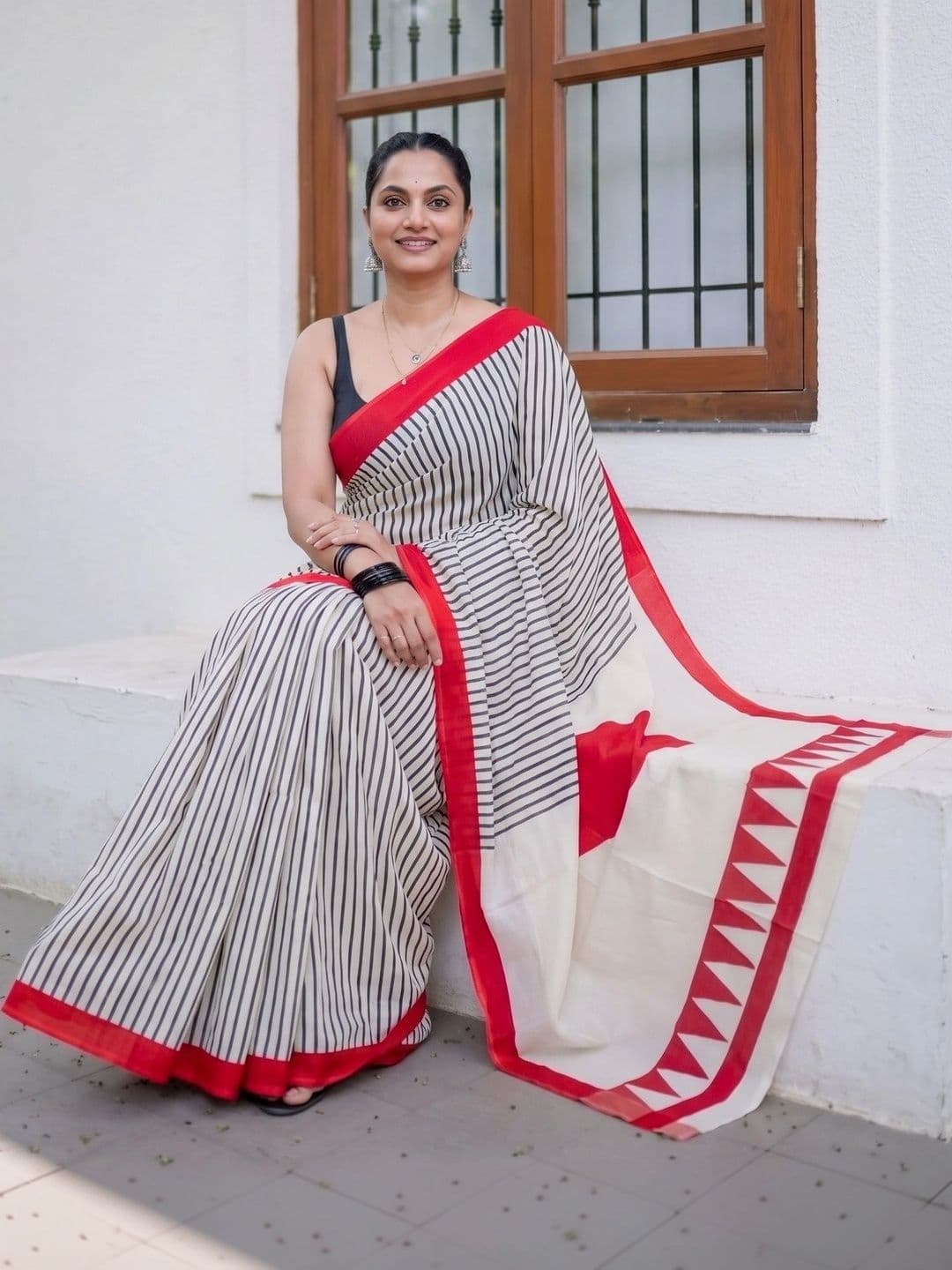 Vidula Fashion Striped Zari Linen Blend Saree thumbnail 2