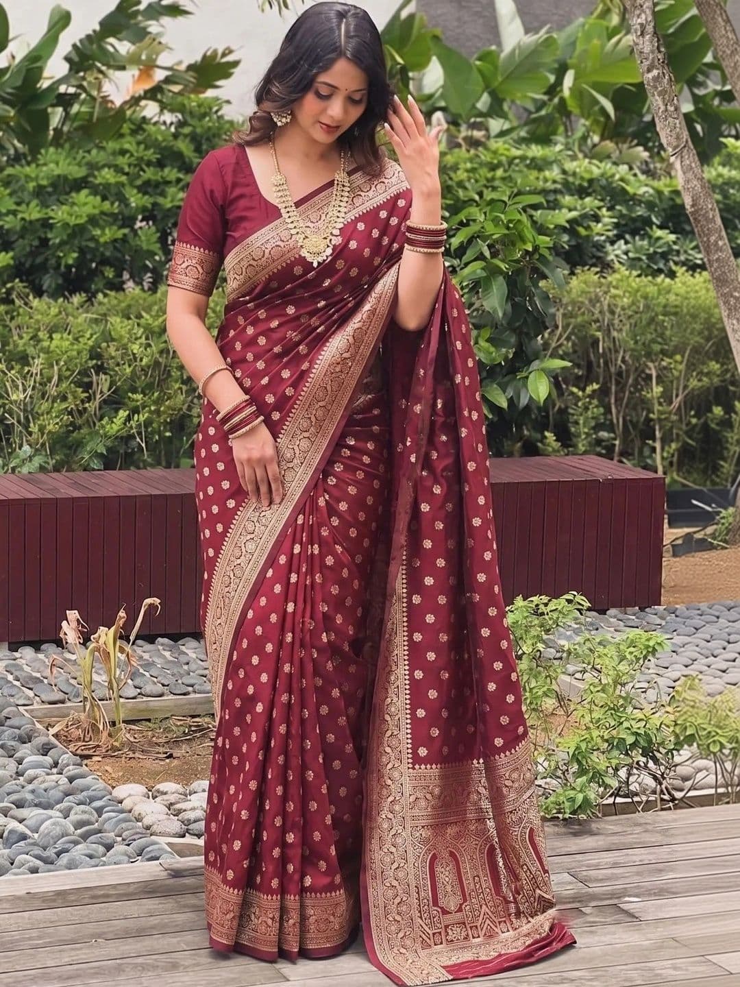 Leafsy Woven Design Zari Art Silk Banarasi Saree - view 1