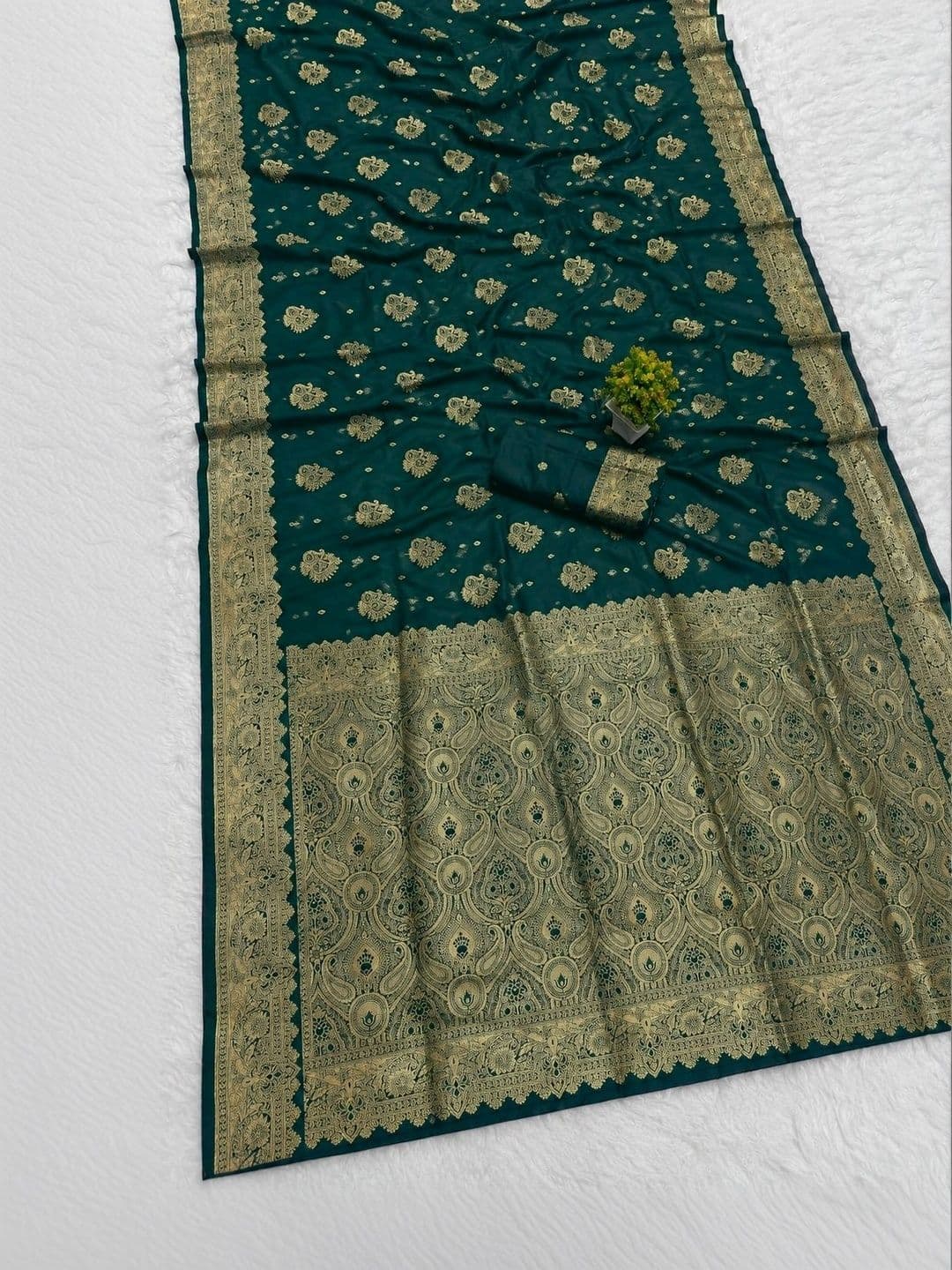 KRISHNA KURTIES Woven Design Zari Art Silk Banarasi Saree thumbnail 2