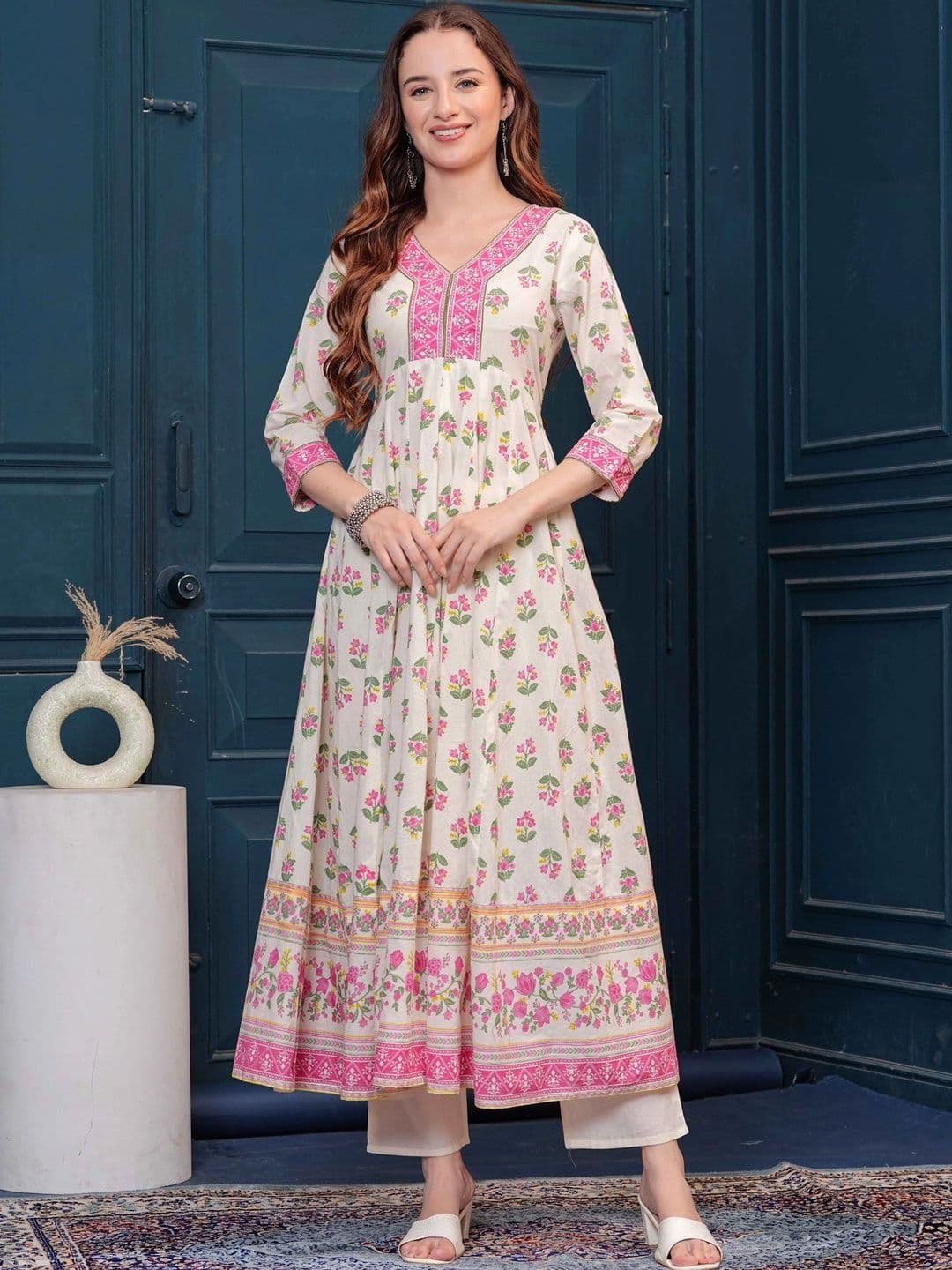 Sangria Women Floral Printed Empire Pure Cotton Kurta with Trousers & With Dupatta thumbnail 3