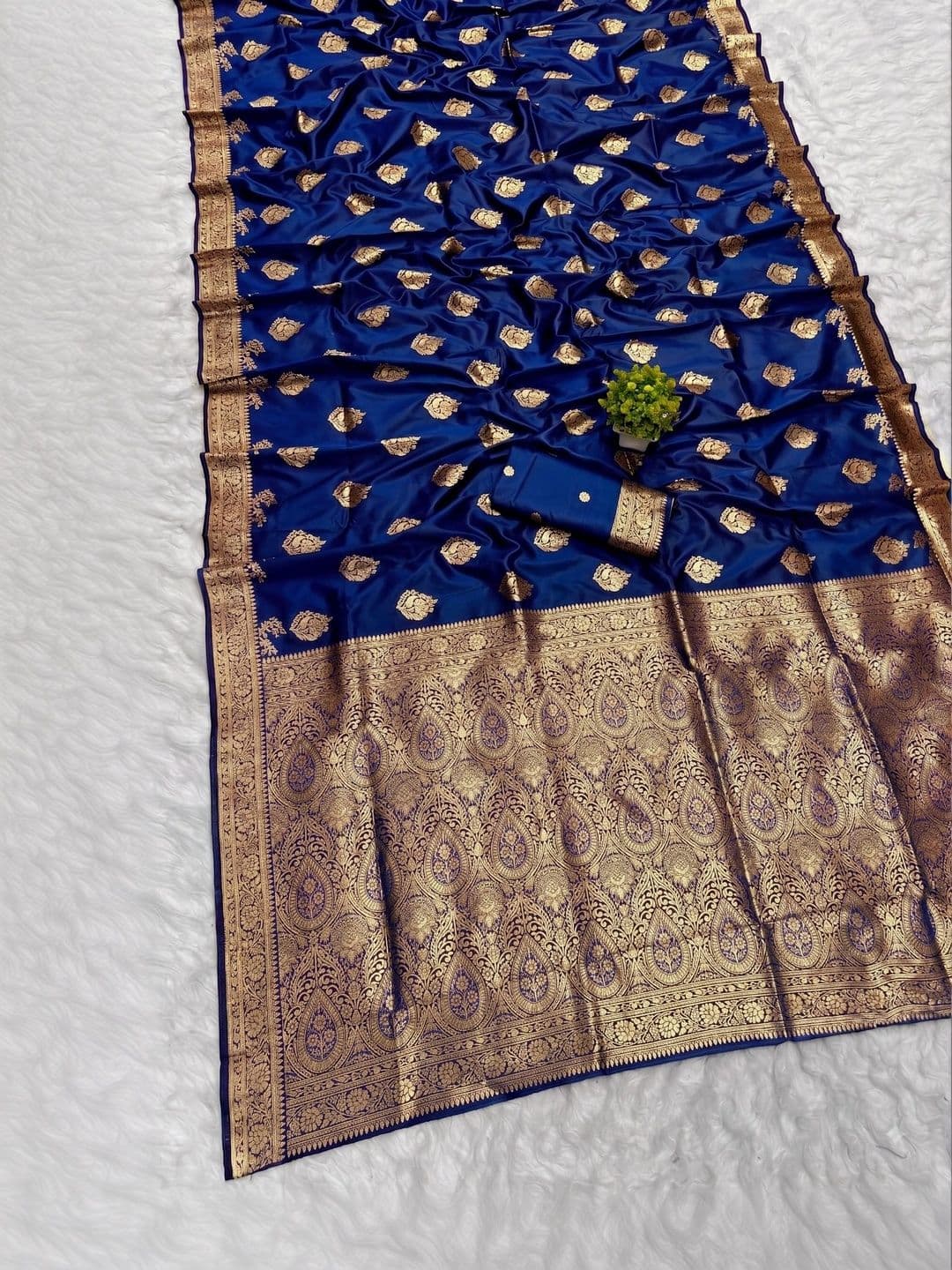 MEHARIKA Paisley Zari Art Silk Banarasi Saree thumbnail 2