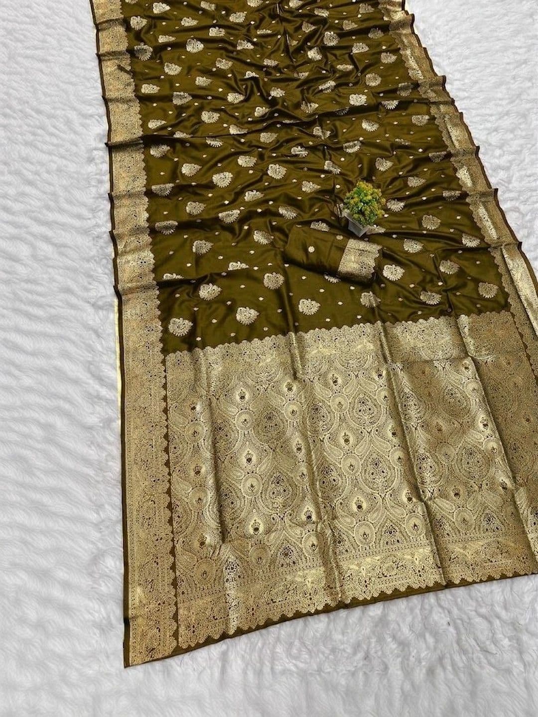 KRISHNA KURTIES Woven Design Zari Art Silk Banarasi Saree thumbnail 4