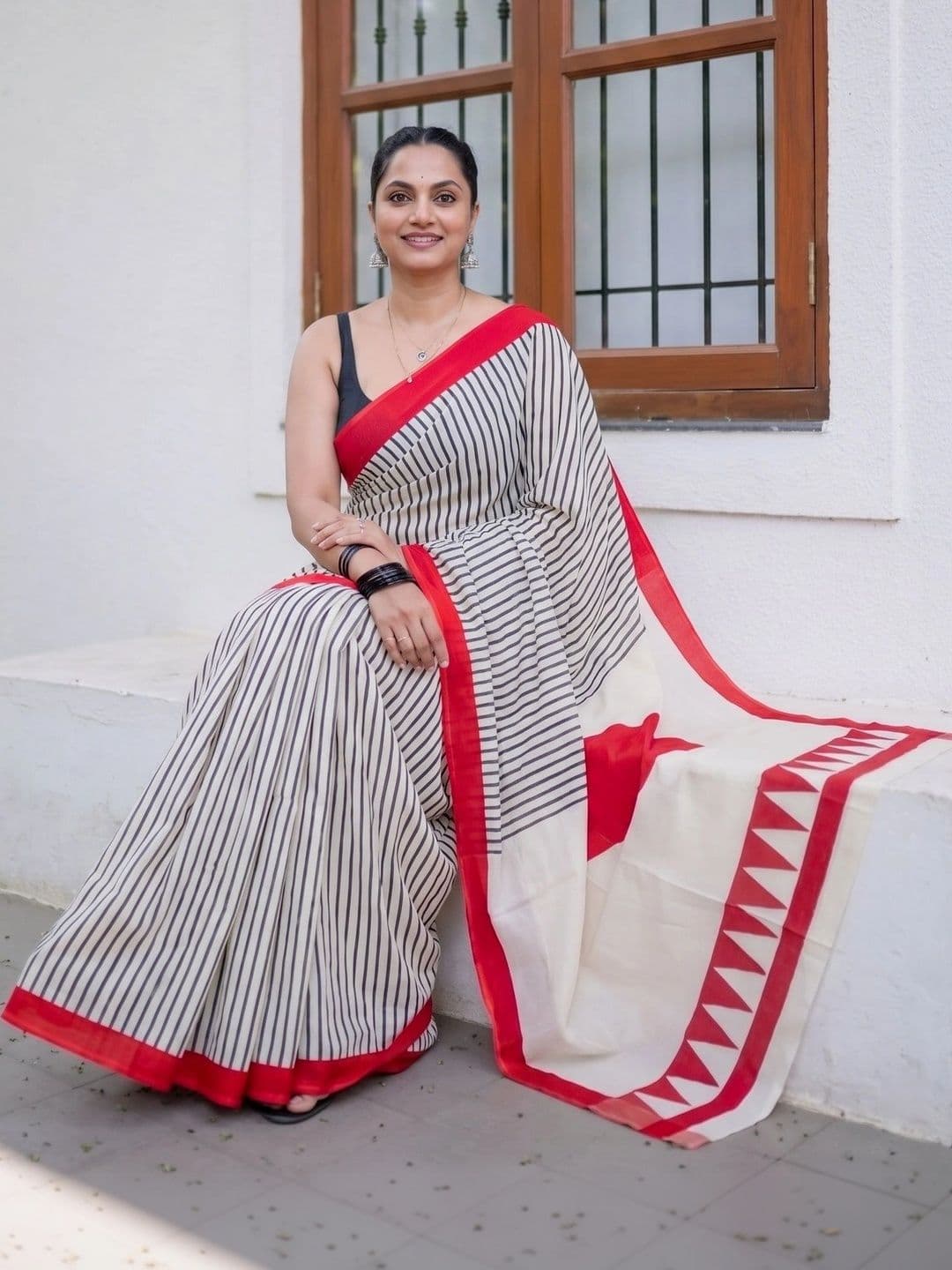 Bhagirath Fashion Woven Design Zari Linen Blend Saree thumbnail 3