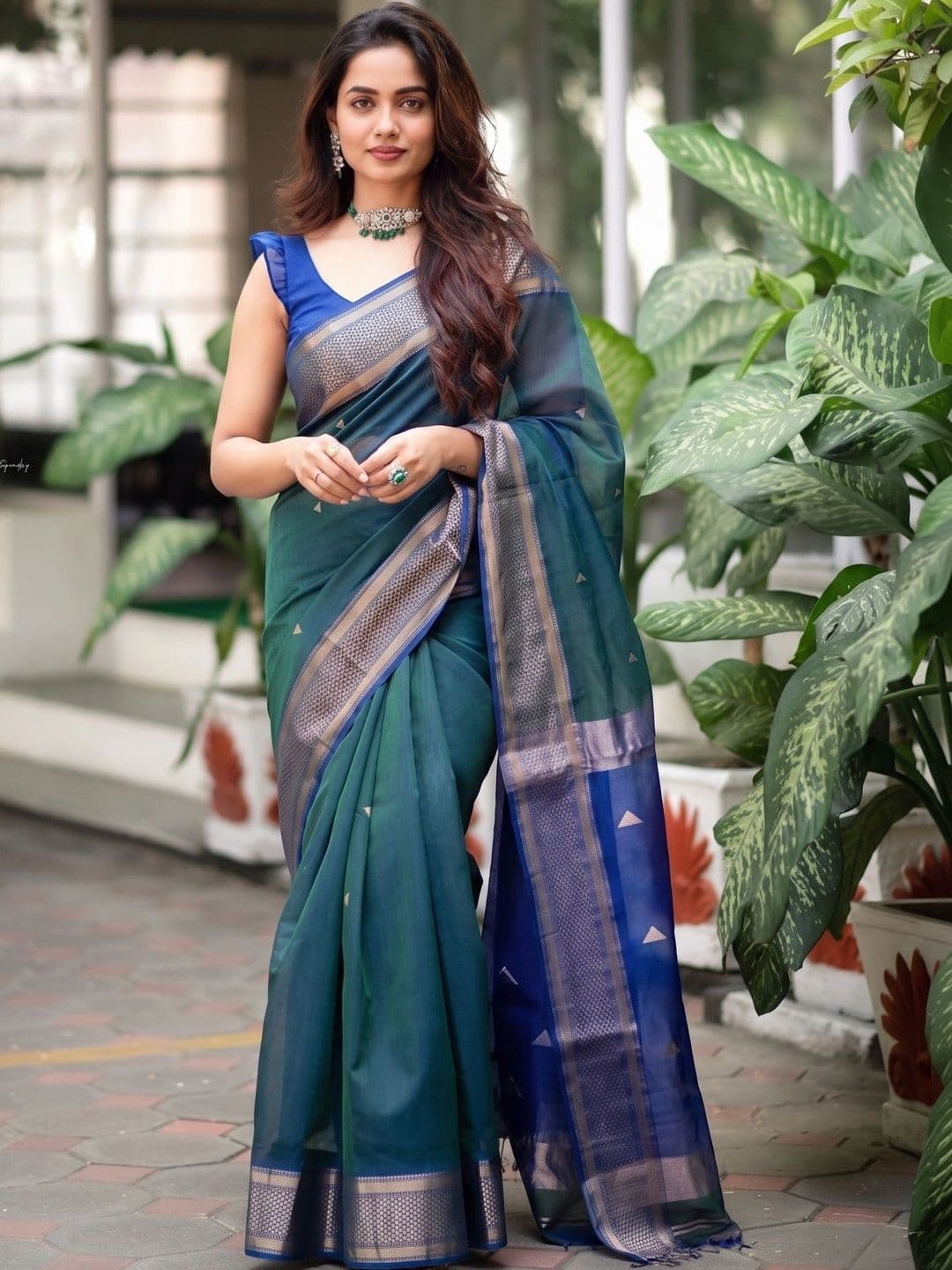 clotheva Woven Design Zari Art Silk Banarasi Saree - view 1