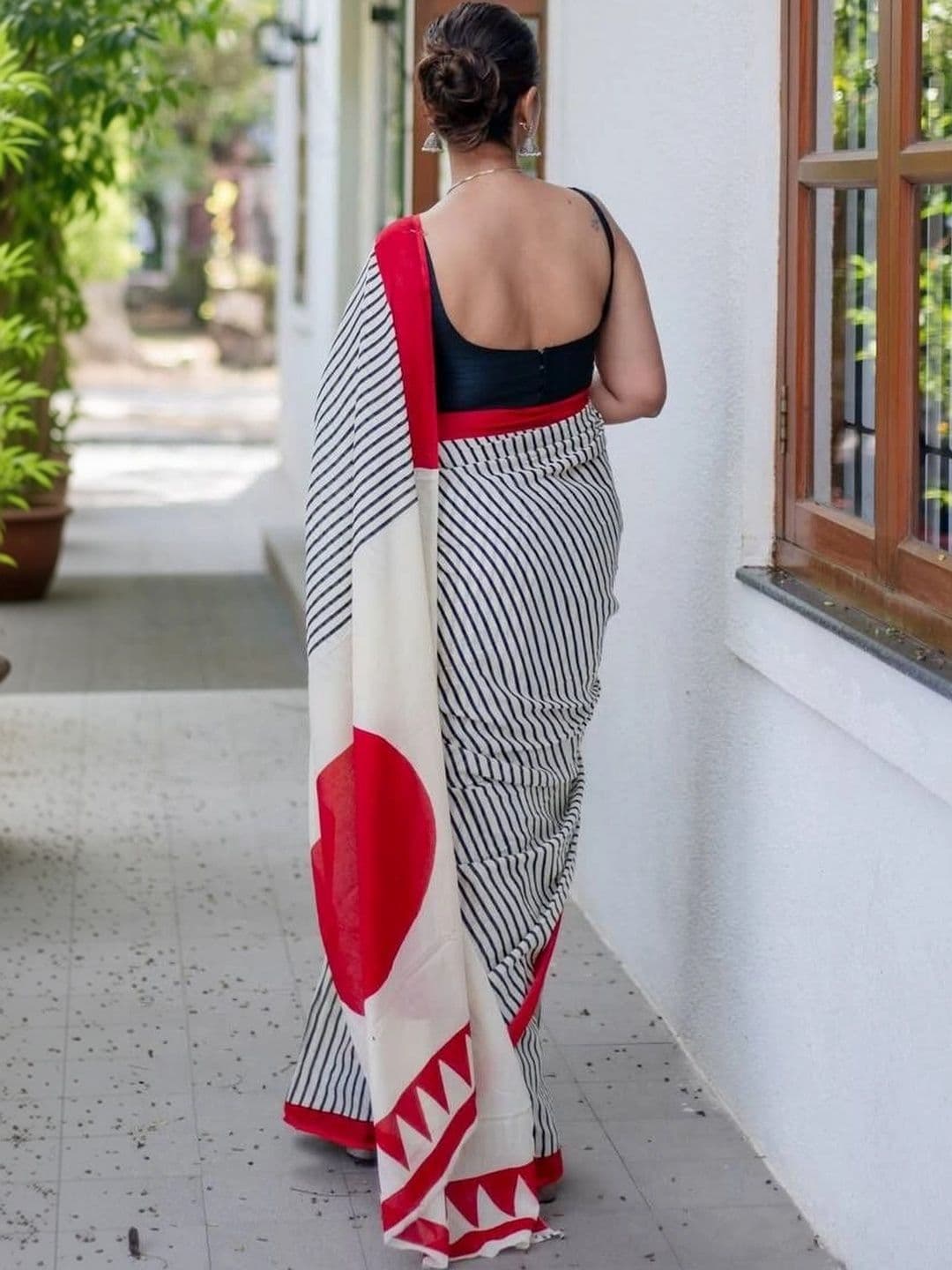 JUICE BEAUTY Women Striped Zari Linen Blend Saree thumbnail 4