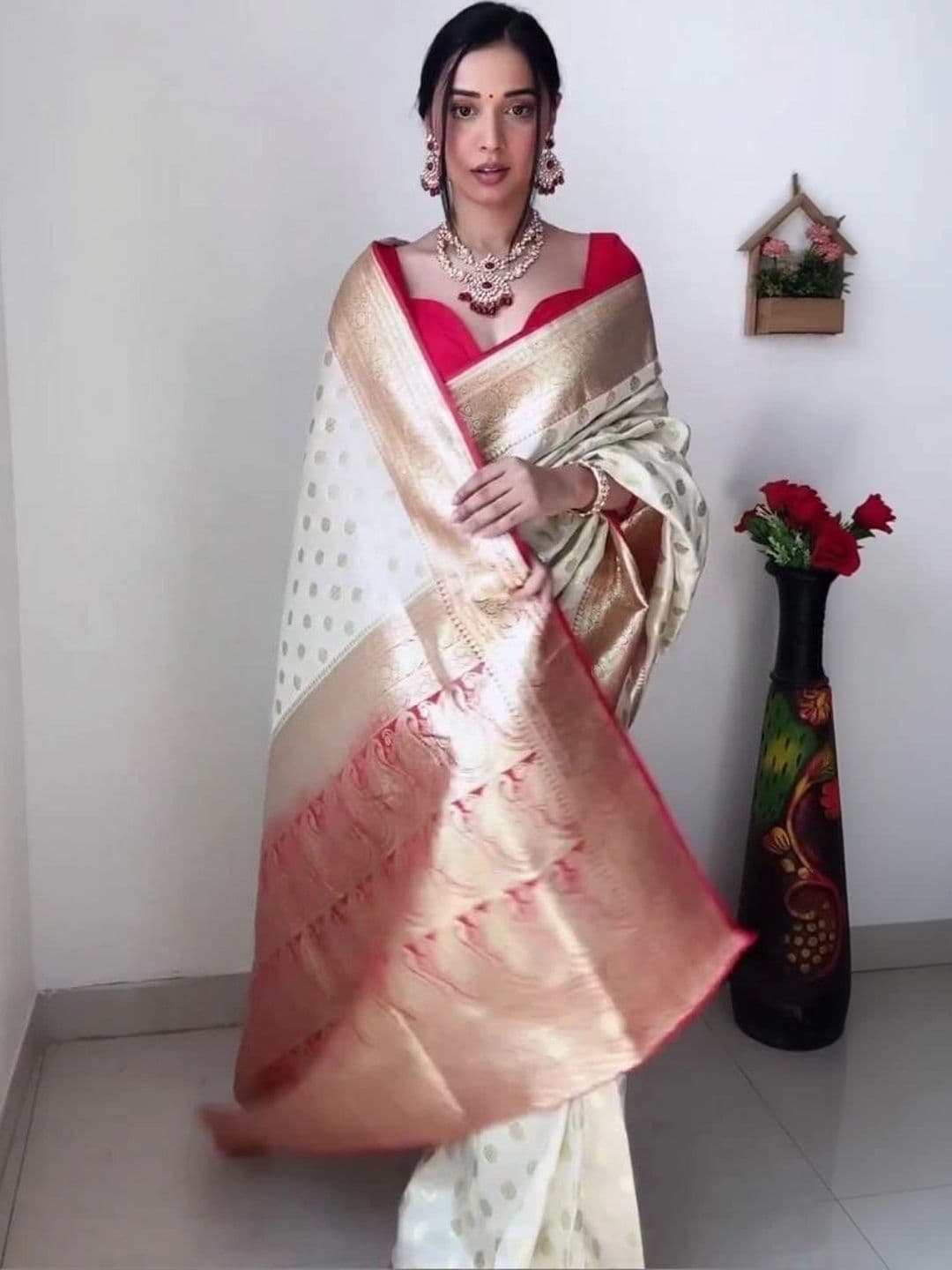JUICE BEAUTY Woven Design Zari Art Silk Banarasi Saree thumbnail 5