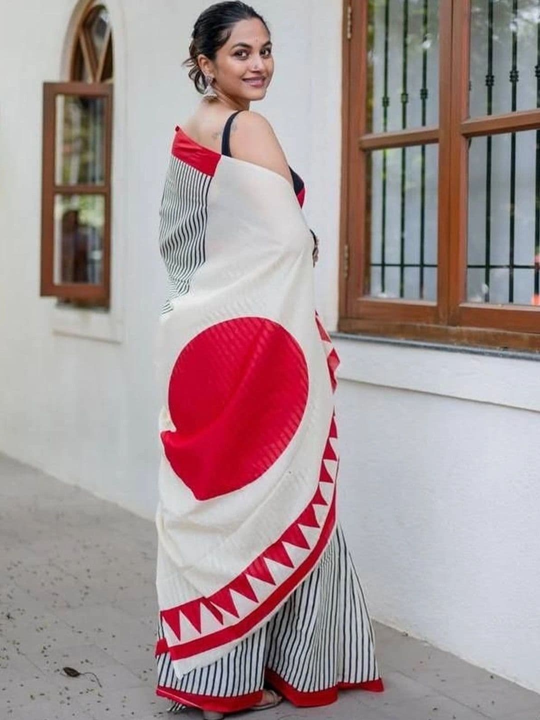 JUICE BEAUTY Women Striped Zari Linen Blend Saree thumbnail 6