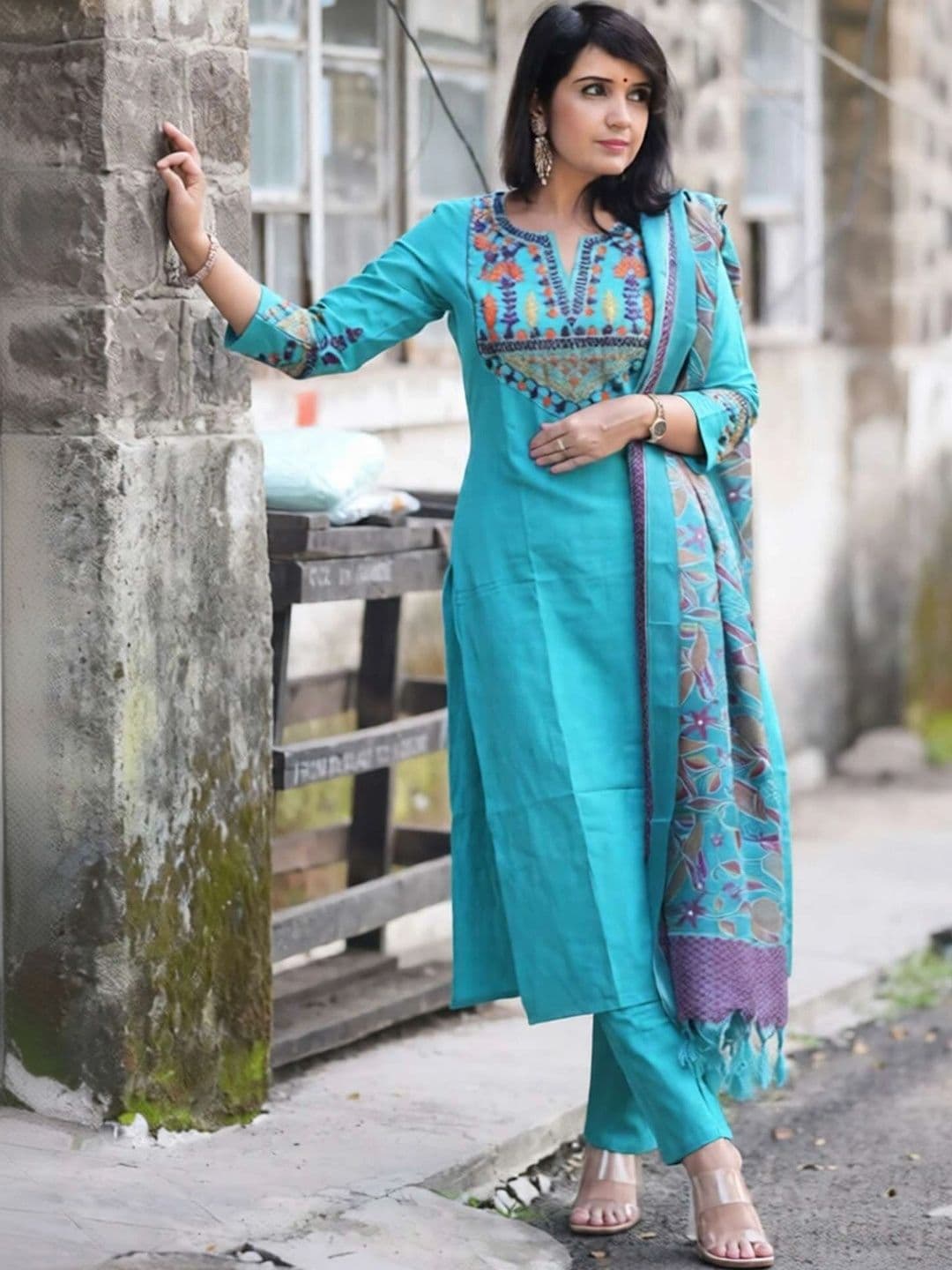Piludi Women Ethnic Motifs Embroidered Regular Thread Work Kurta with Trousers & With Dupatta thumbnail 3