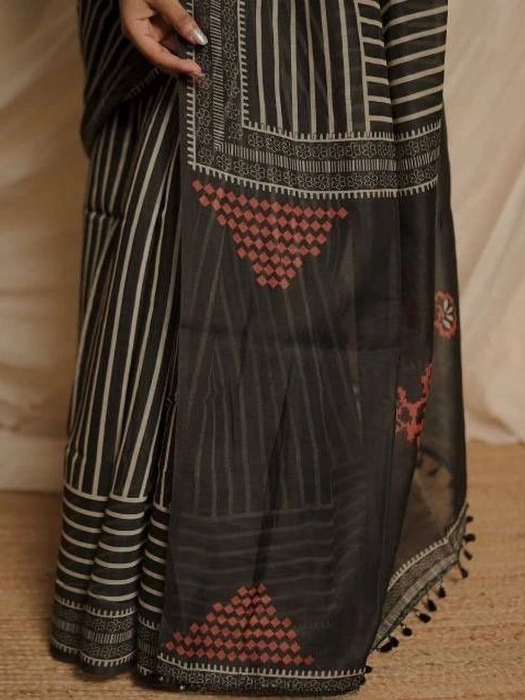 AdoreeStitch Striped Zari Linen Blend Saree thumbnail 6