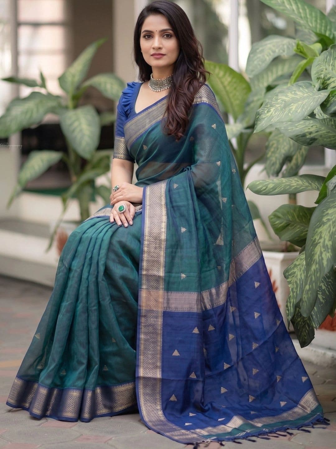 Vidula Fashion Woven Design Zari Art Silk Banarasi Saree thumbnail 2