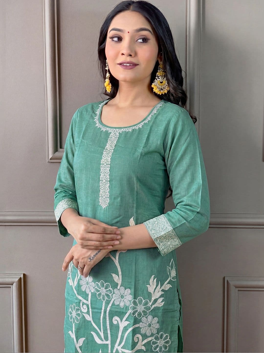 ANKHIR ERA Women Floral Embroidered Regular Thread Work Kurta with Trousers & With Dupatta thumbnail 2