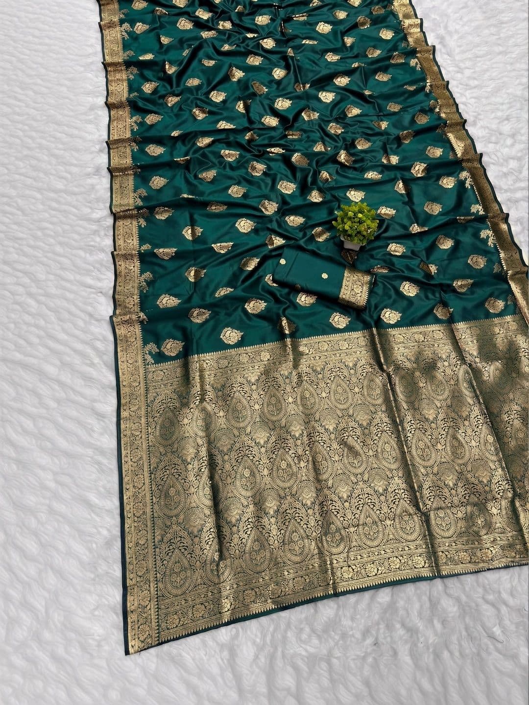 KRISHNA KURTIES Woven Design Zari Art Silk Banarasi Saree thumbnail 4
