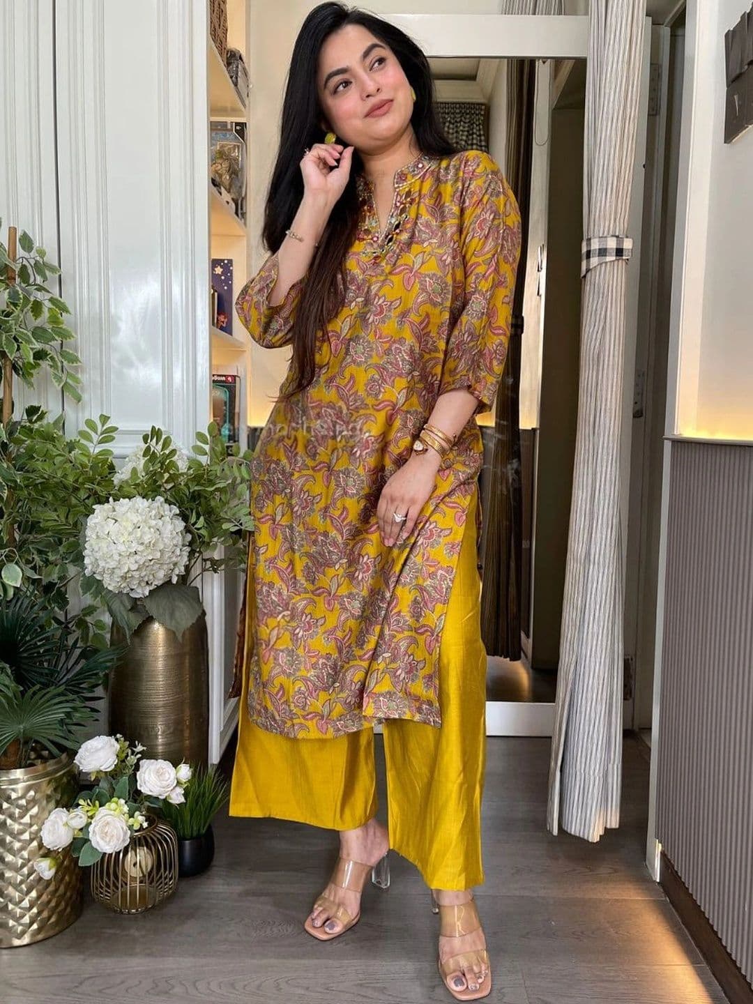 Aaghnya Women Floral Printed Regular Kurta with Palazzos thumbnail 3