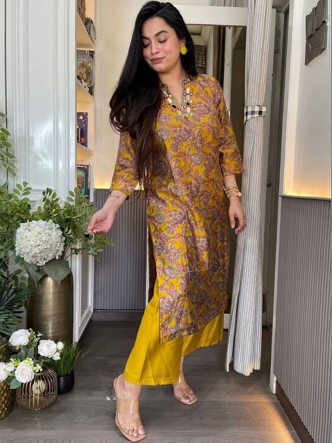 Aaghnya Women Floral Printed Regular Kurta with Palazzos thumbnail 5
