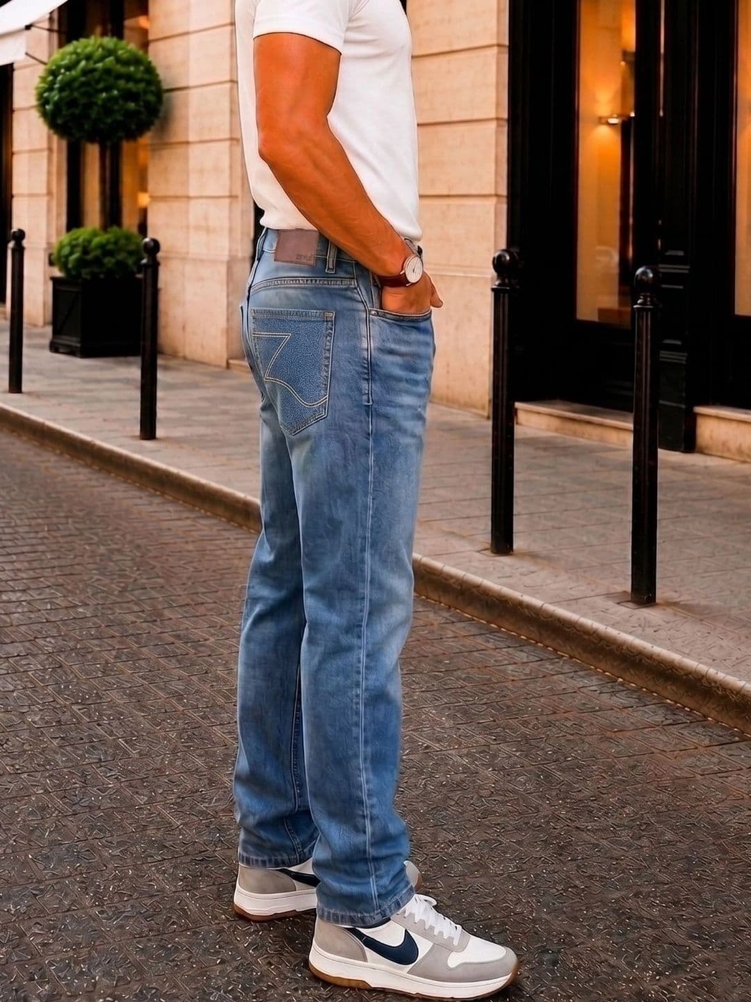 zayla Men Jean Regular Fit Mid-Rise Light Fade Stretchable Jeans thumbnail 3